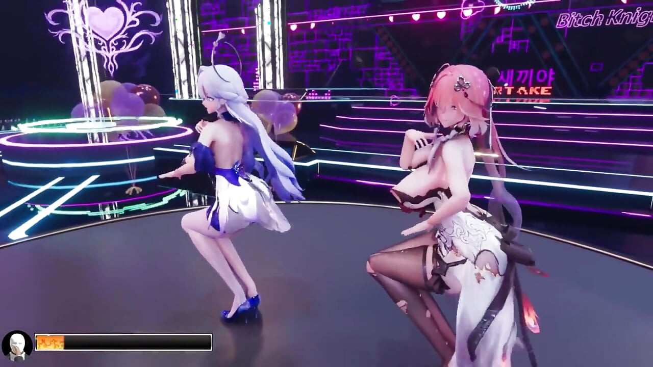 Bailando y golpeando tijeras Ming Marea y batalla Doble plug anal embestiendo y explotando pechos