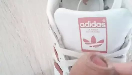 Cum Adidas superstar