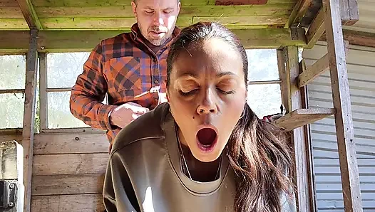 Heiße milf wird draußen hart in den arsch gefickt und zeigt ihr wahres gesicht anal