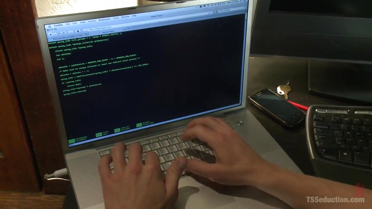 隣人のコンピューター担当の技術的な助けが、彼女のペニスでファックに変わる!