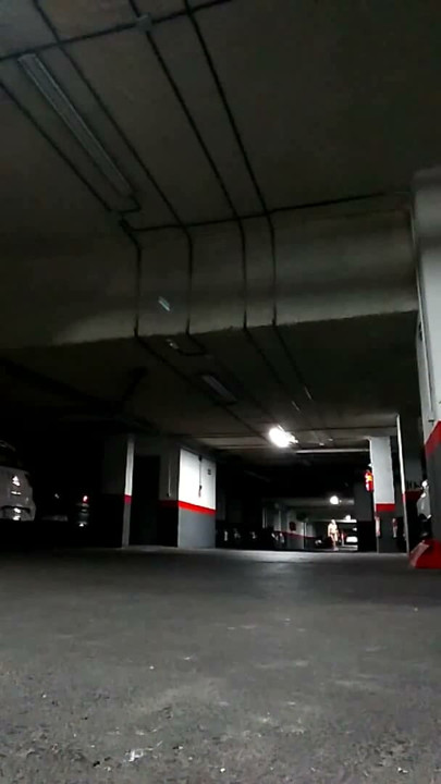 Naga na podziemnym parkingu