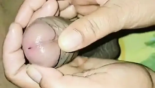 Aku nyepong kontol besar waktu buru-buru