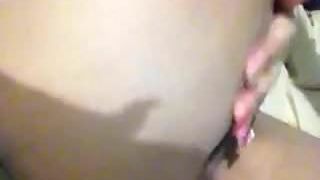 Une pute noire amateur caresse sa chatte mouillée