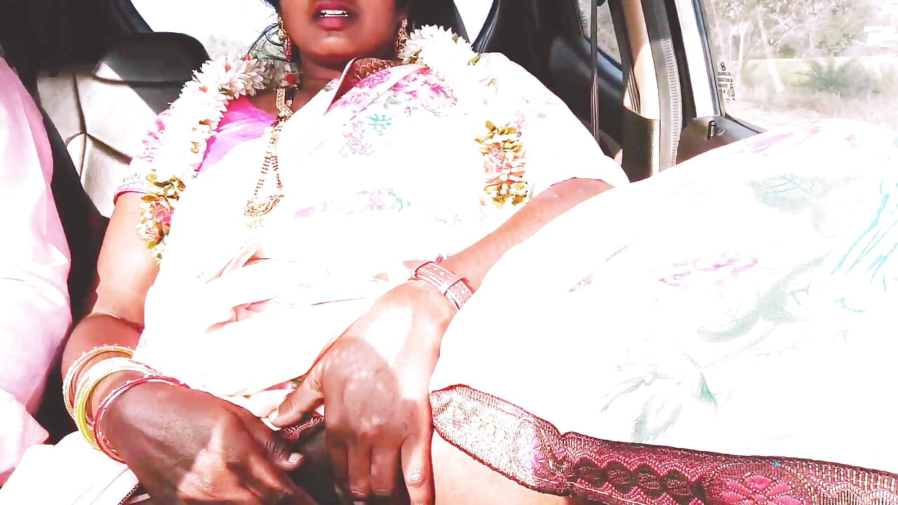 Sex în mașină cu indiancă în sari roz bhabi încearcă să se fută cu un prieten. Telugu Firty vorbește.