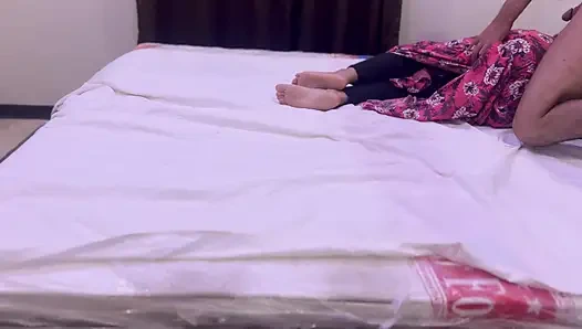 Hintli oda arkadaşım beni sert sikiyor oda arkadaşım beni uyandırdı ve amcığımın içine boşaldı sıkı amcık sert sikiş