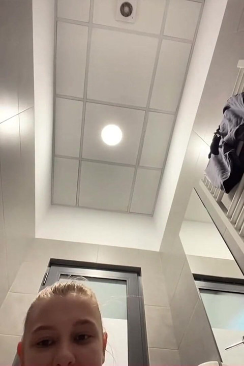 İlk kez herkesin içinde çifte penetrasyon