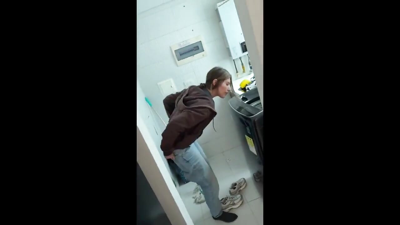 Mirosul lenjeriei ei mă încinde foarte tare