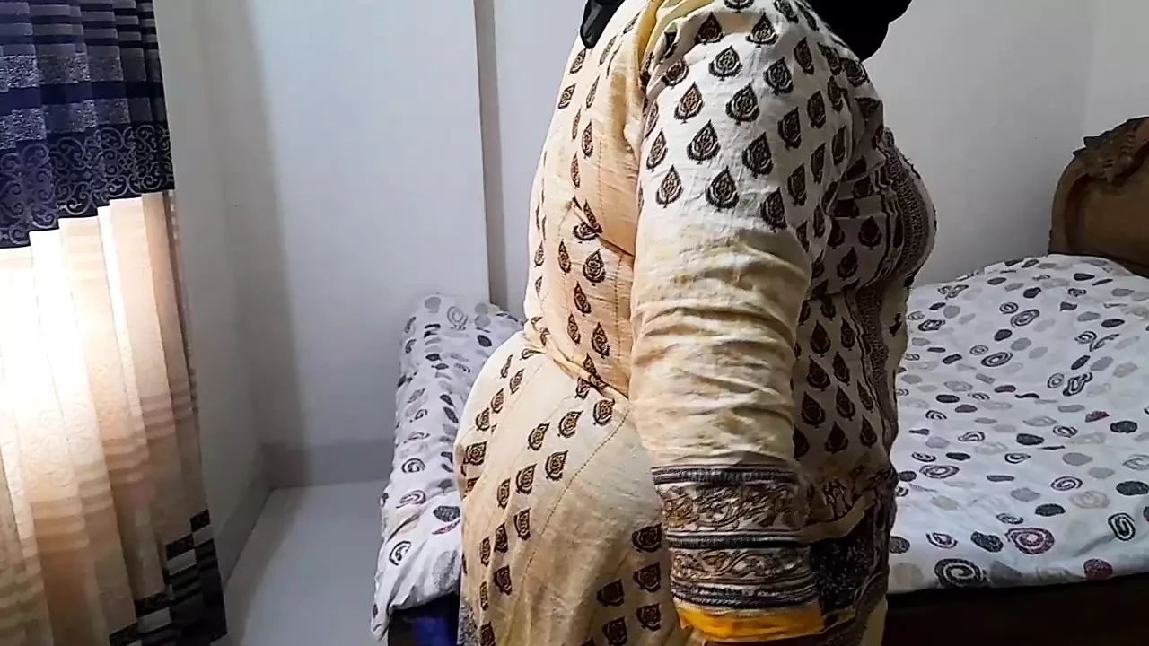 德帕利阿姨在打扫他的房间时被继子搞砸了！