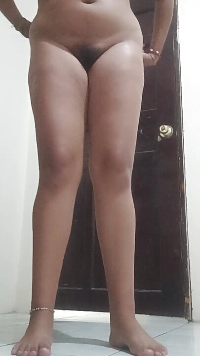 Minha tia nua, trocando de roupa no quarto dela.
