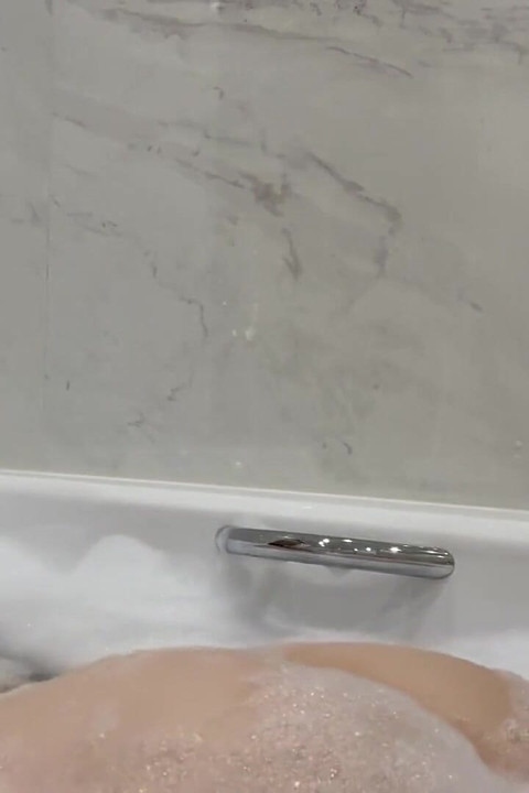 Spruta och onanerar i ett badrum med massor av bubbelbad