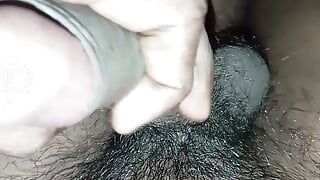 Un black asiatique joue avec sa grosse bite