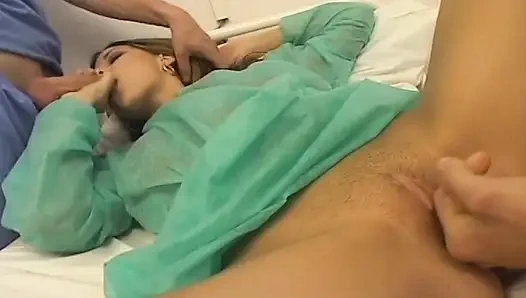 Mükemmel esmer hatun birkaç doktor tarafından sikiliyor