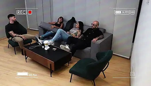 Was für ein! Ich ficke die beste freundin meiner stiefschwester durch zerrissene jeans, während wir einen spielen