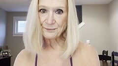 Danielle Dubonnet de 65 años pilla a su hijastro masturbándose