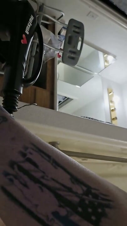 Cripplefreak4u z bliska podczas pierwszego korzystania z pieprzającej maszyny
