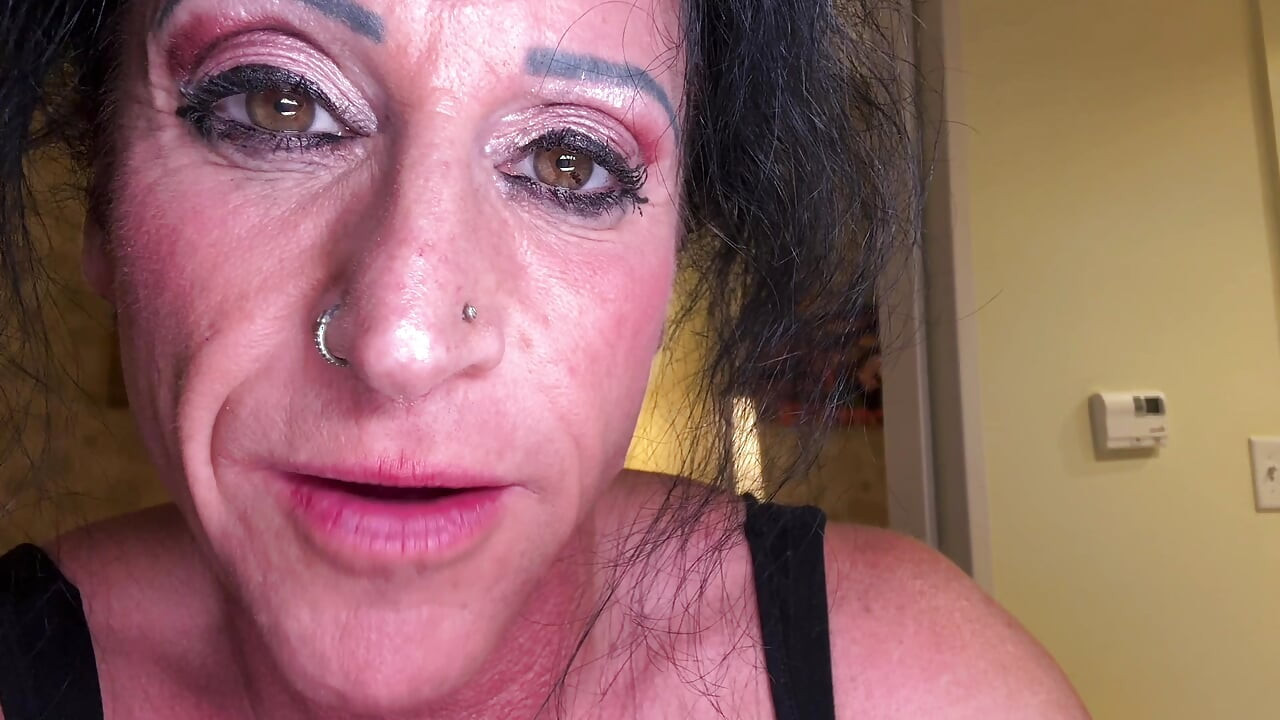 Gulp Thanksgiving: Goddess Kandy Feasts & Swallow You Down Her Throat