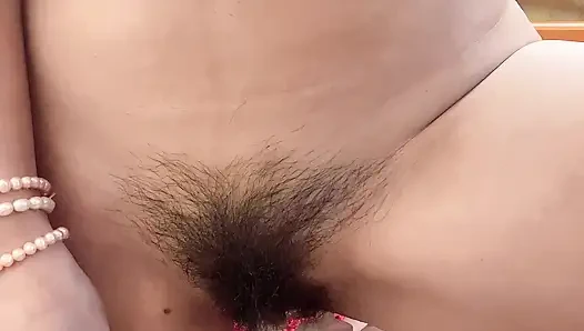 Islak amcık minyon Asyalının içine seksi işiyor