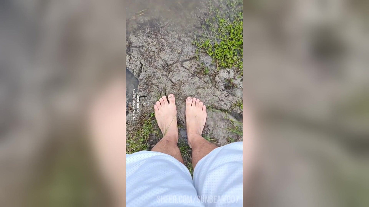 泥の中で遊ぶ裸足