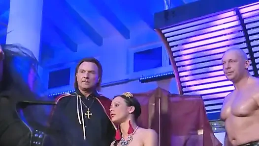 Gangbang-party mit schönen mädchen mit großen brüsten bekommen ihren mund und ihre muschis gebrochen