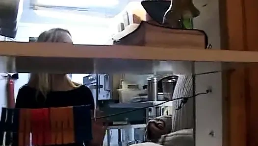 Vahşi Fransız genç kız mutfakta çalışırken iki memnun ediyor