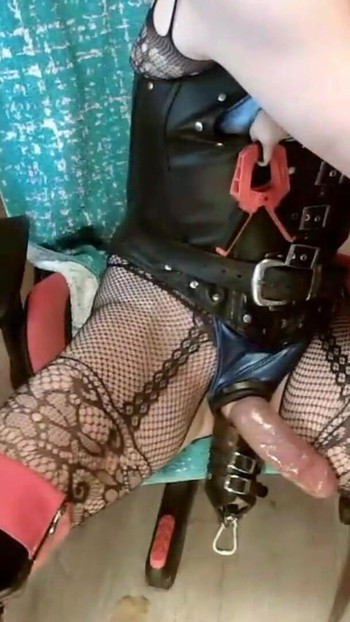 Moment palpitant de la "CURVĂ SCROFIȚĂ HOMOSEXUALĂ ȚÂȚOASĂ- SAU CAM EJACULARE CU O ȘARJĂ URIAȘĂ DE PULĂ"