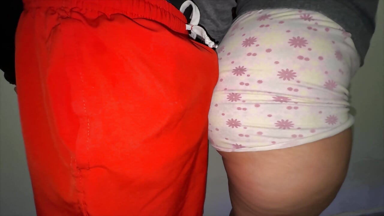 Wanita pantat montok lagi asik ngentot kontol orang asing