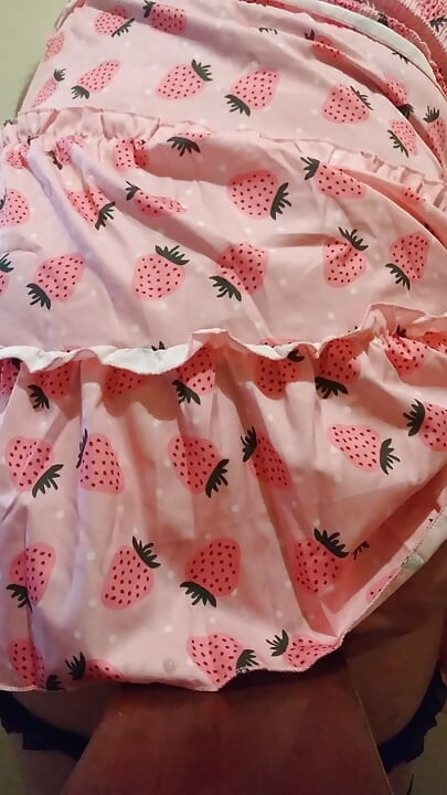 Sissy sa debelim dupetom jaše čep za pesnicu
