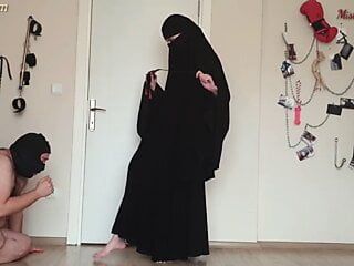 Musulmana dominatrix pega gordo esclavo