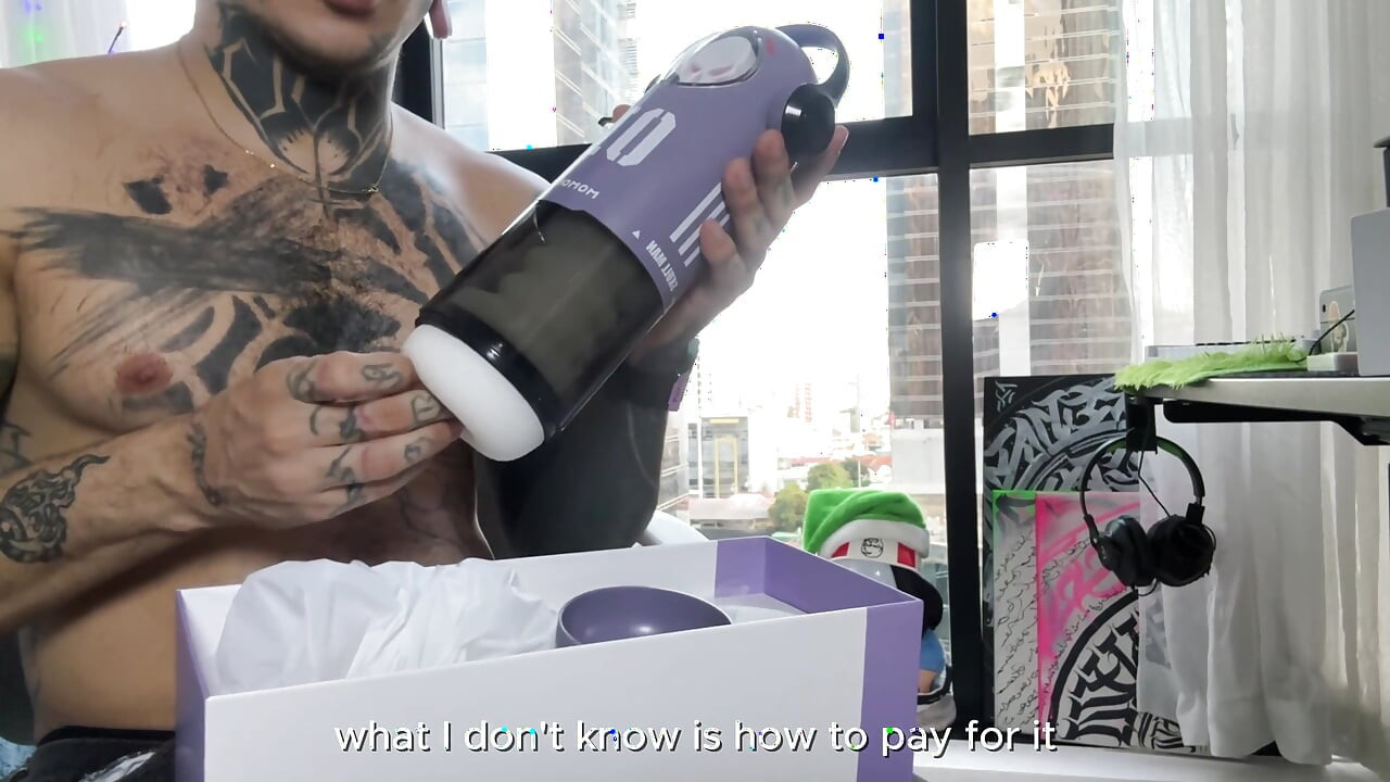 O demônio gigante brinca com seu novo brinquedo até ele ejacular