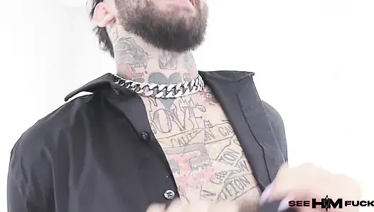 Tätowiertes tommy spreizt seinen hintern und genießt ein intensives zungenanal!
