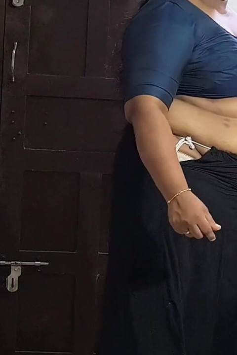 Sexy Bhabi in blauwe saree, saree verwijderen om hier sexy mollig lichaam te laten zien. Grote baas en kont