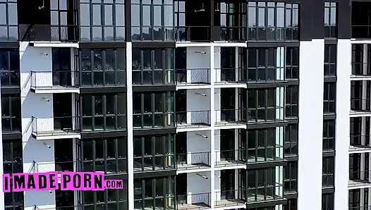 Genç hizmetçi baştan çıkarılmayı seviyor sonra amcık yalanıyor ve büyük yarakla sert sikiliyor