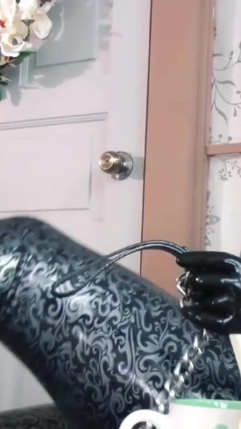 Klíčový okamžik od "Latexový gumový fetiš roleplay hry (moje staré video) - pozitivní FemDom ženská dominance Arya Grander"