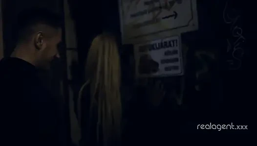 Шлюшка сосет длинный член ночью и покрывает ее лицо спермой