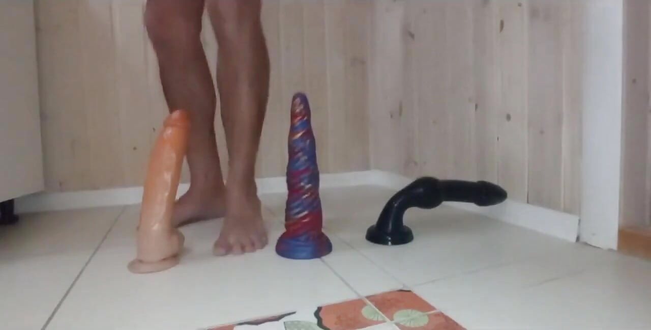 En sevdiğim dildolar. Tek tek götümle üzerlerine oturuyor ve her birini çişini yapıyorum