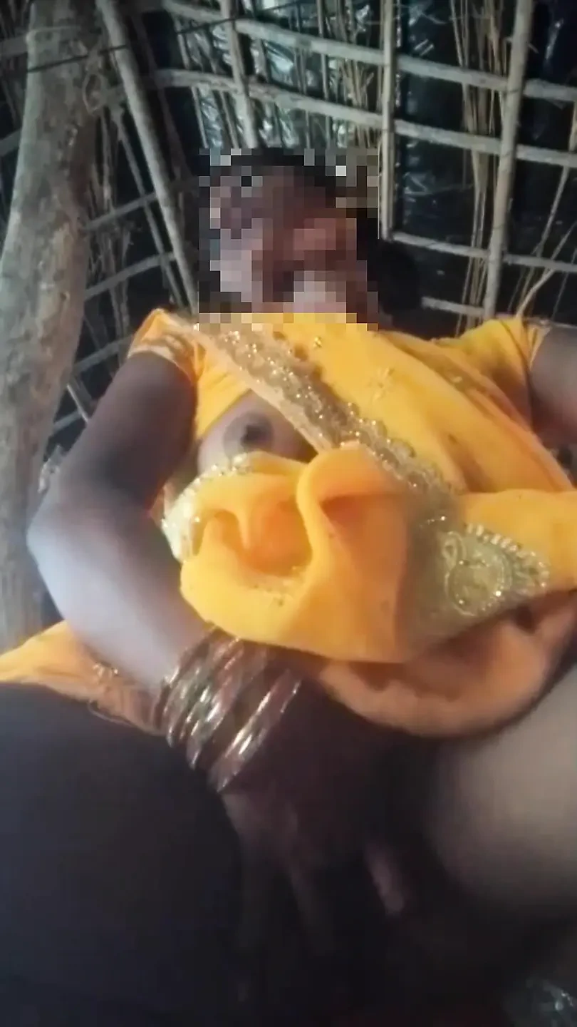 性感人妻穿着黄色纱丽服展示她的阴户, 我插入手指并拿出水