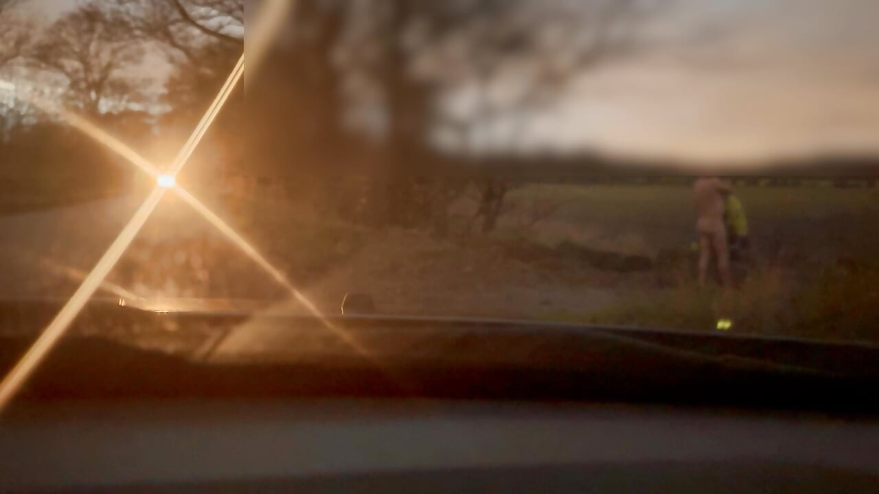 कार को सिर्फ लंबे कोट में छोड़ना और पासिंग कारों के बीच नग्न किया गया