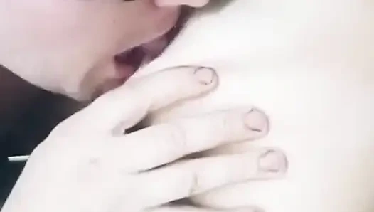 Jilat krim kocok dari payudara Anda