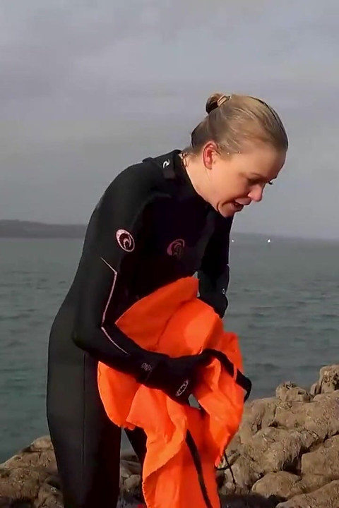 Comparația de îngheț a lui Lucy cu costum umed și Lifejackets