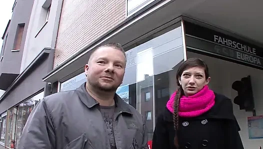 Pelacur Jerman berambut cokelat menunggangi kontol dan mengocoknya pada akhirnya