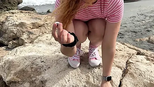 Karanlık kum playa'nın tadını çıkarıyor, kabukları topluyor