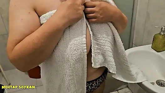 YENGEMİ BANYODA BASTIM TURKİSH MİLF