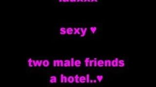 Dois amigos do sexo masculino em um hotel