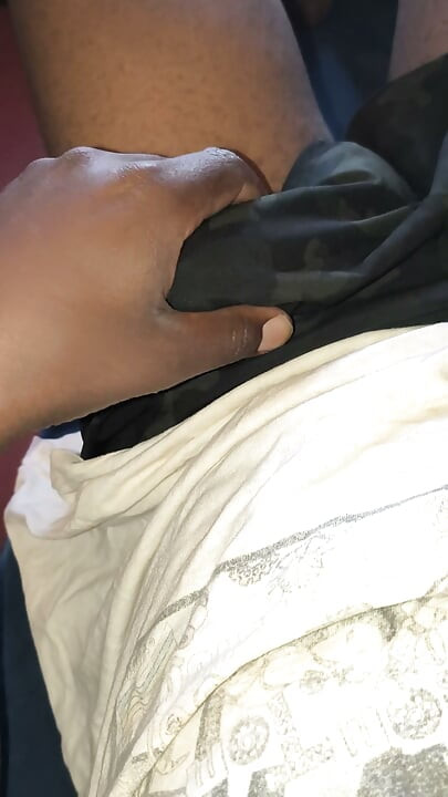 Polla masculina cachonda jugando con su polla dura hasta que lanzó enorme semen