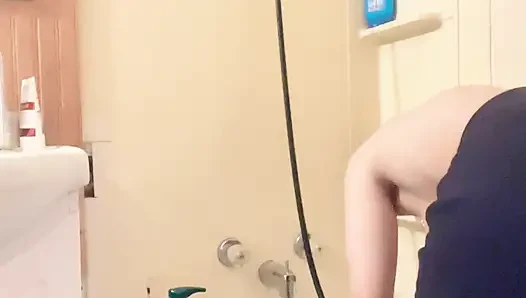 Hana küvette kıllarını yıkıyor küçük memeli çok güzel
