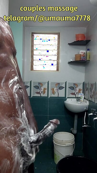 Тамильского отчима, папа купается в ванной