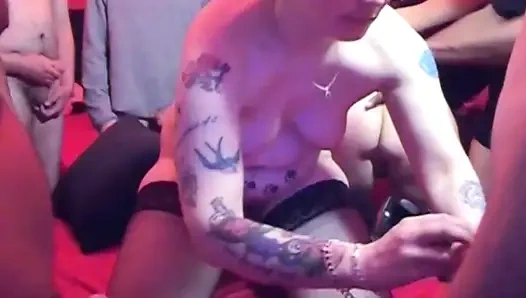 Zwei Schlampen werden in einem Club mit einem echten Amateur in Gang geworfen