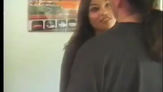 Cewek asia toket kecil yang hot lagi asik ngentot memek berbulunya di meja biliar!