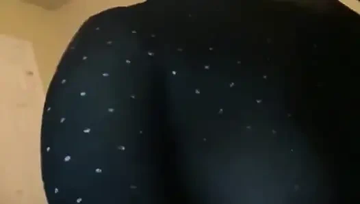 Üvey babam bizimle taşındı ve gece geç saatlerde biraz eğleniyoruz