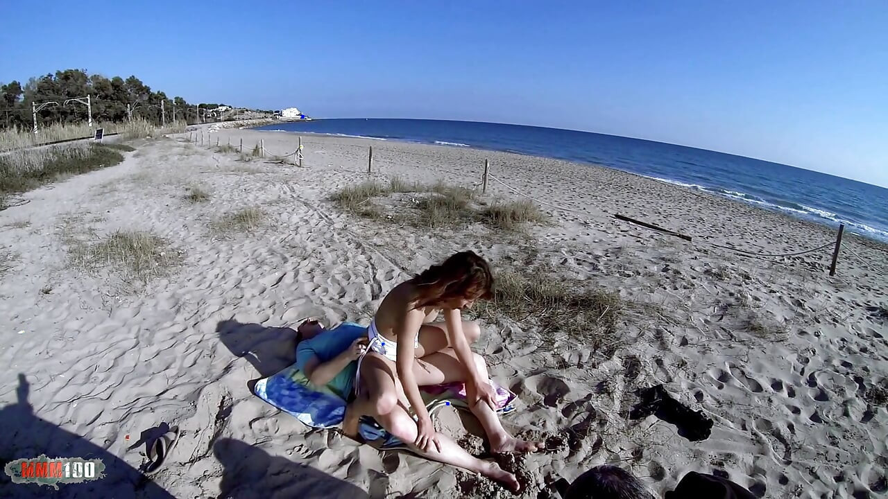 Ngentot di pantai sama arahnea gadis spanyol dengan legging seksi